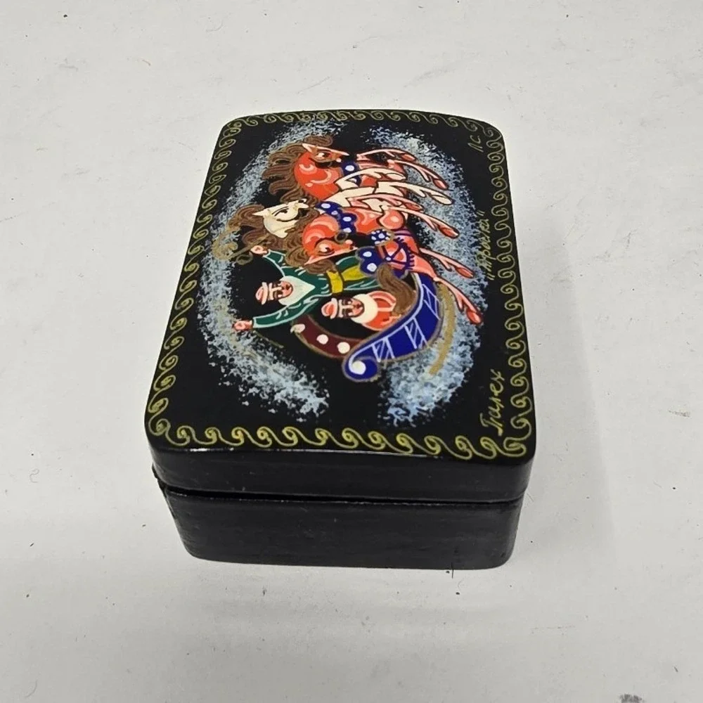 Vtg Russian Lacquer small trinket box‎ hand painted hinged folk art country